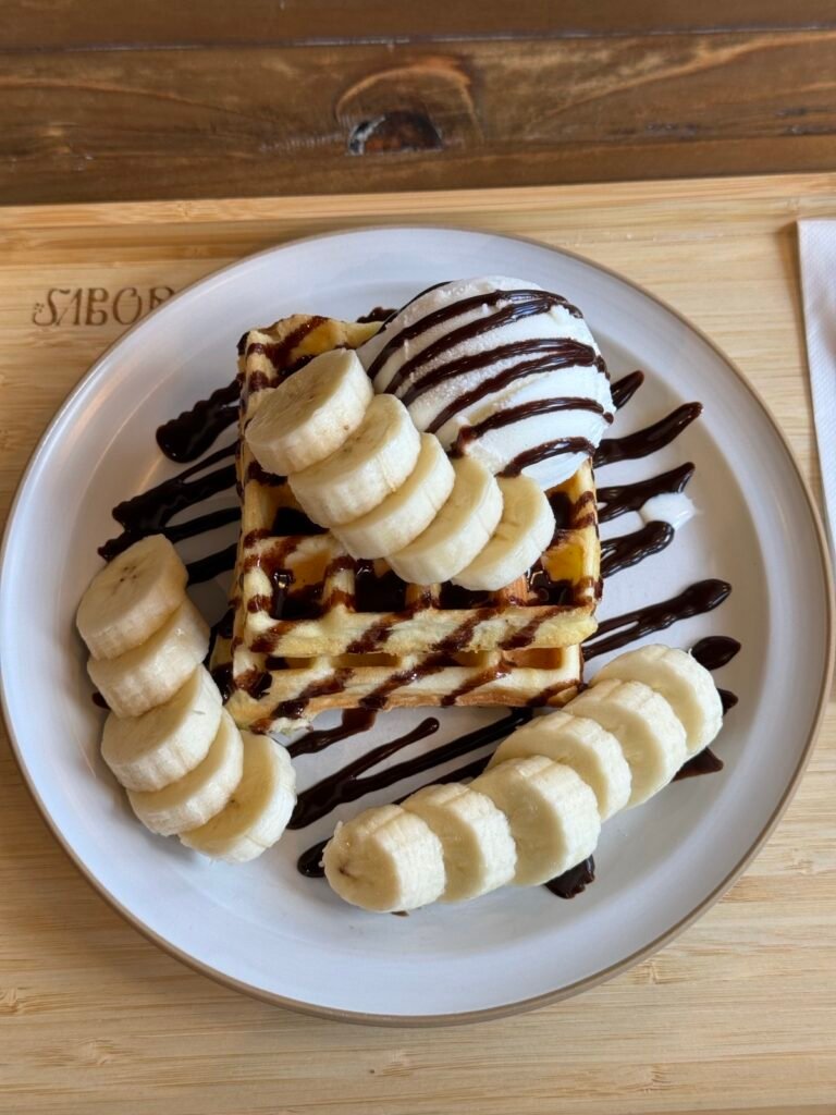 아리마 온천 카페에서 먹은 초콜릿 바나나 와플, 바닐라 아이스크림을 곁들였다