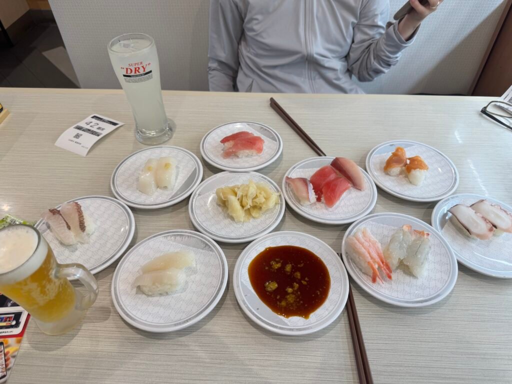 하마스시에서 주문한 초밥 11접시와 생맥주, 레몬사워가 차려진 테이블