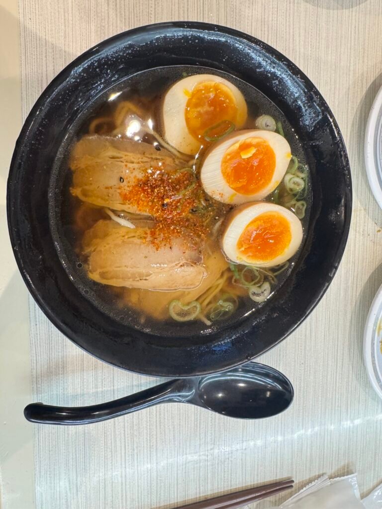 하마스시 조개 소금 라멘, 반숙 계란 두 개와 차슈가 올라간 모습