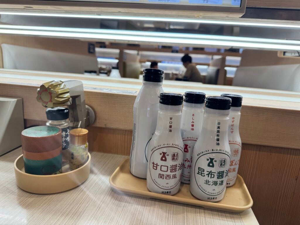 하마스시 테이블에 놓인 칸사이풍 단맛 간장부터 유즈폰즈까지 간장 5종